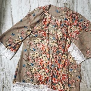 Lace trim floral kimono